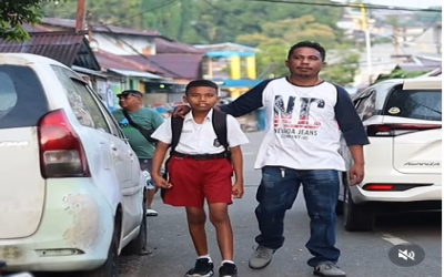 Penuh Haru dan Doa: Momen Ayah Antar Anak Warnai Hari Pertama MPLS di SMP Negeri 19 Ambon